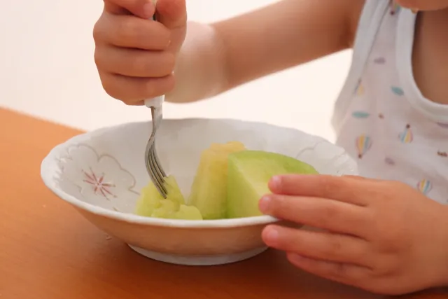 メロンを食べる子供